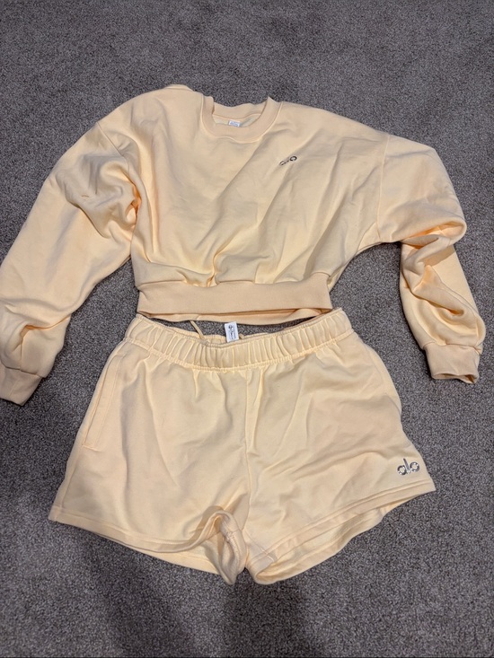 ALO Yoga Tops - Alo butter yellow set